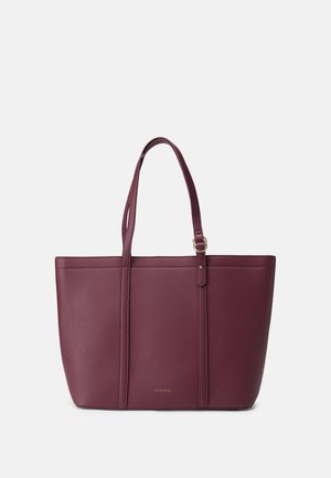 Bolso tote de vinilo en burdeos oscuro, forma rectangular, con dos asas para el hombro, detalle de costura centrada, logo sutil en dorado en la parte inferior.