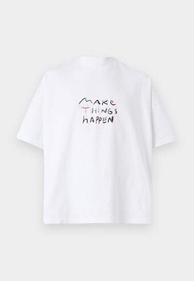 Witte katoenen T-shirt met korte mouwen en een ronde hals. Bevat kleurrijke handgeschreven tekst "MAKE THINGS HAPPEN" in verschillende maten.