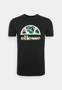 Černé tričko s kulatým logem v multicolor maskáčovém designu a názvem značky "ellesse" žlutě pod logem.