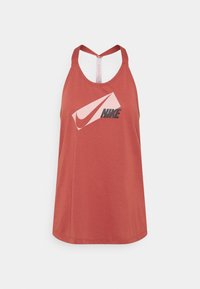 Punainen toppi, joka on valmistettu pehmeästä kankaasta ja jossa on racerback-malli. Siinä on suuri, kontrastivärinen Nike-logo vaaleanpunaisena ja mustana.