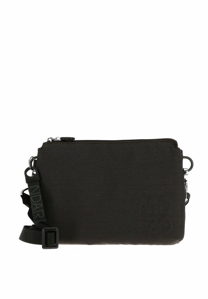 Sac bandoulière noir en nylon avec surface texturée, fermeture éclair à l'avant, sangle ajustable et accents de quincaillerie argentée. Forme rectangulaire.