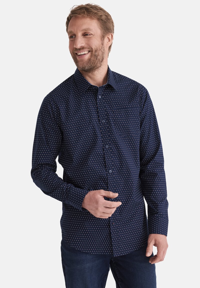 Marineblaue Knopfhemd mit kleinem Muster, langen Ärmeln, Brusttasche und glatter Textur zu dunklen Denim-Jeans.