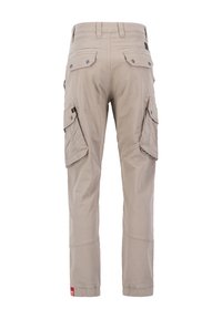 Pantalon cargo beige avec plusieurs poches à rabat et fermetures par boutons, présenté de dos, avec une coupe droite et des passants pour ceinture.