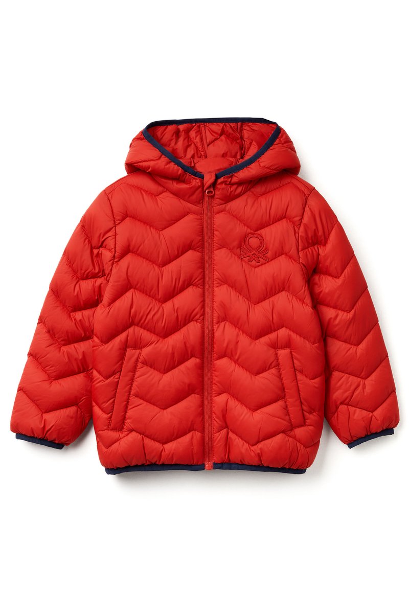 Chaqueta de abrigo roja con un patrón de chevrones, capucha, cremallera frontal y acentos en azul marino en los puños y el dobladillo. Cuenta con bolsillos laterales y logo.