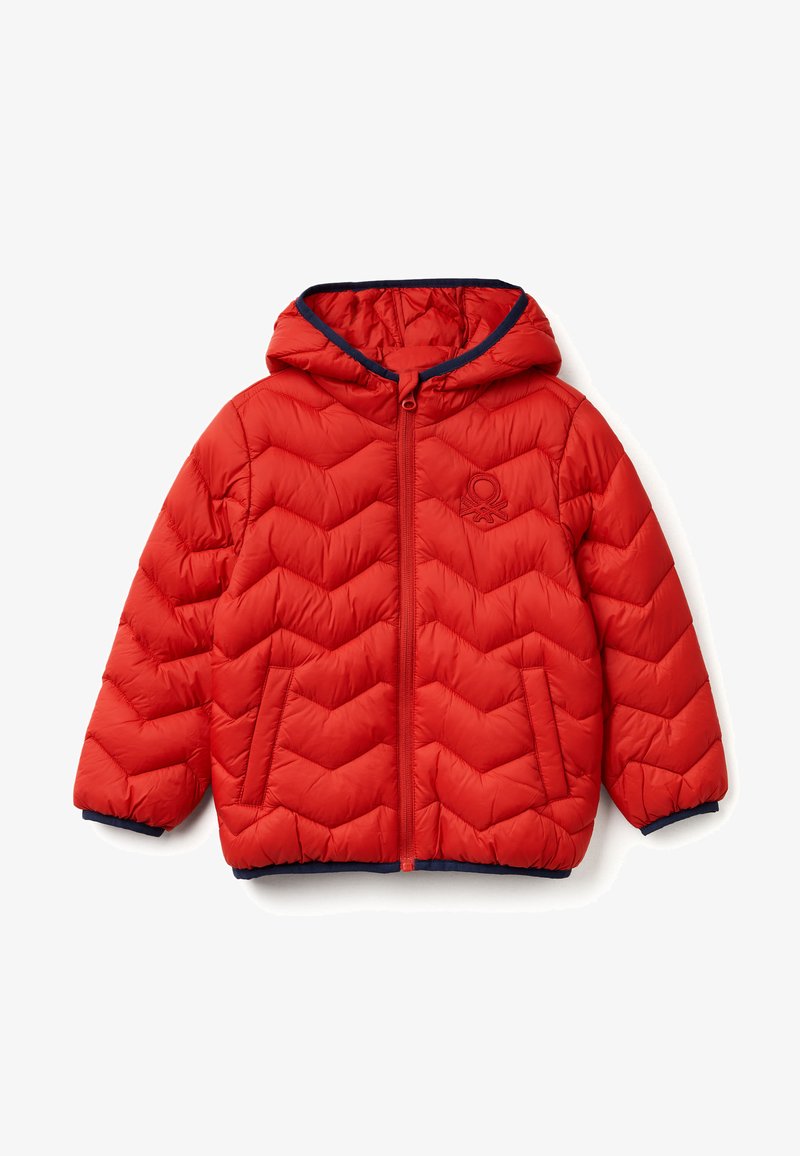 Červená péřová bunda s šikmým vzorem, kapucí, předním zipem a tmavě modrými akcenty na manžetách a spodním lemu. Obsahuje boční kapsy a logo.
