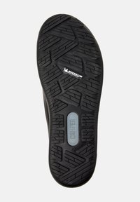 Čierna gumová podrážka s hlbokým dezénom, logo Michelin, značka "Camper" a veľkosť 42 vyrazená v strednej časti podrážky.