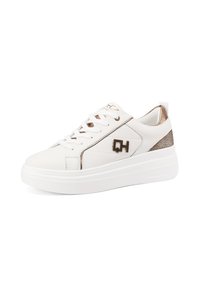 Sneaker bianca con tomaia in pelle liscia, dettagli dorati e pannello posteriore testurizzato. Presenta una spessa suola bianca e chiusura con lace tradizionale.