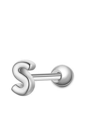 Silberner Hantel-Ohrring mit einem gebogenen Buchstaben "S" an einem Ende und einer runden Kugel am anderen Ende vor weißem Hintergrund.