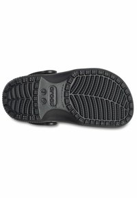 Suola di sandaletti neri in gomma con un motivo di battistrada testurizzato, etichettata "CROCS" e "J2", con una forma sagomata per il comfort.