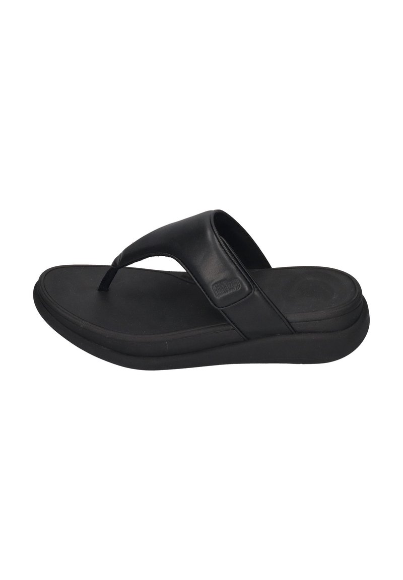 Sorte flip-flop sandal med en teksturert gummisåle, flat fotbed og et design med én stropp som har en thong-stil overdel.