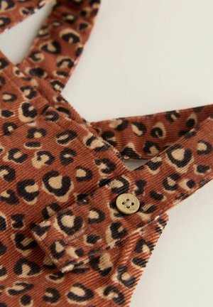 Leopardenmuster-Kordoveralls in rostorange, mit schwarzen und cremefarbenen Mustern, verstellbaren Trägern und einem goldenen Knopfdetail.