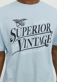 Jack & Jones PREMIUM RUNDHALS - Majica kratkih rukava s printom - cerulean