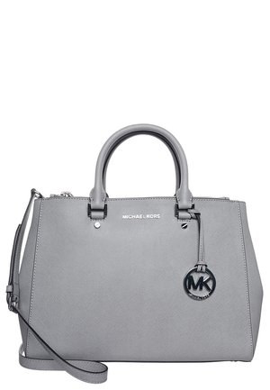 Grijze Michael Kors handtas met twee handvatten, een afneembare schouderriem en een ronde MK-logo bedel aan de voorkant.
