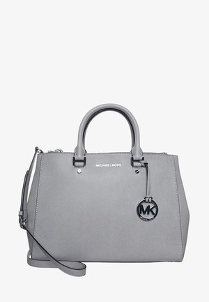 Grijze Michael Kors handtas met twee handvatten, een afneembare schouderriem en een ronde MK-logo bedel aan de voorkant.