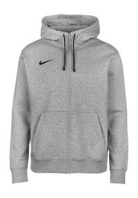Felpa grigia con zip realizzata in tessuto morbido, dotata di cappuccio con cordino, tasche frontali, polsini a costine e logo Nike nero sul lato sinistro del petto.