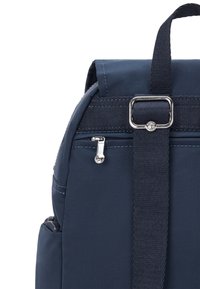 Marinblå ryggsäck i hållbar tyg med rektangulär form, handtag på toppen, accentuerade remmar och en liten dragkedjeficka på sidan.