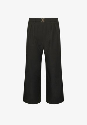 Czarne szerokie, skrócone spodnie z plisami z przodu i wąskim pasem z małą metalową klamrą.