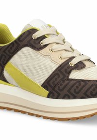 Baskets beige et marron avec tissu à motifs, accents vert citron, lacets crème, semelle blanche épaisse et semelle extérieure en gomme texturée.