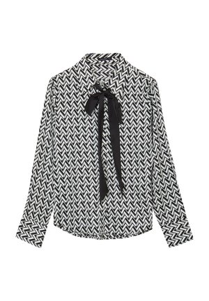 Schwarz-weiße Bluse mit langen Ärmeln und einem Chevron-Zickzack-Muster, mit einem Kragen und einem schwarzen Band als Detail am Hals.