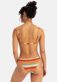 Randig bikini i orange, teal och kräm. Ribbad textur med justerbara remmar och en högmidjad botten med ett brett band.