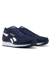Scarpe da corsa blu navy con tomaia in mesh e suede, dettagli bianchi, design con lacci e suola in gomma testurizzata.