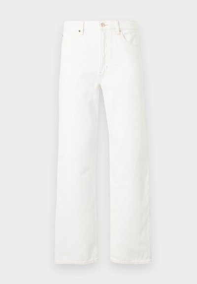 Λευκά τζιν με ίσια γραμμή, εμπρός τσέπες, θηλιές για ζώνη και κλείσιμο με κουμπί σε μονόχρωμο φόντο.