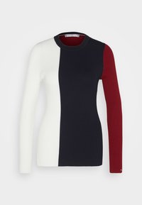 Maglione a maniche lunghe in maglia a coste con lato sinistro bianco, centro blu navy e manica destra rossa, colletto rotondo.
