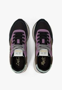 Sneaker nere, marroni e viola con una tomaia in rete, linguetta imbottita e accenti in verde menta a contrasto. Suola in gomma spessa con battistrada testurizzato.