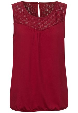 Ærmeløs dyb rød bluse med bølget blondepassepolering og rynket stof under passepoleringen, elastisk nederkant og nøglehulslukning bagpå.