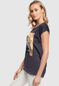 Merchcode GRAND DENVER EXTENDED SHOULDER TEE - T-shirts med print - navy