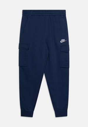Pantaloni cargo navy con vita elastica, tasche laterali e logo Nike ricamato in bianco. Tessuto morbido, design con gamba affusolata e polsini a coste.