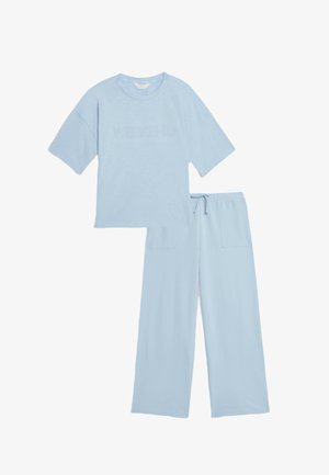 Set di loungewear azzurro chiaro dal taglio rilassato, composto da una maglietta a maniche corte con la scritta "WEEKEND" e pantaloni larghi coordinati con tasche.