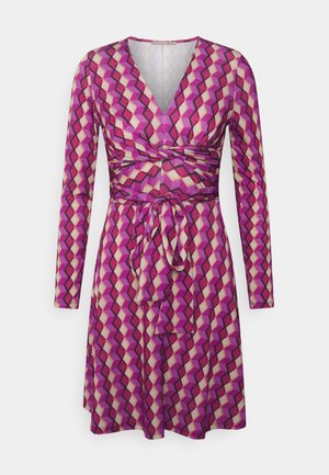Wikkeljurk met lange mouwen en geometrisch patroon van roze, paars en beige kubussen, voorzien van een V-hals en een gestrikte tailleband.