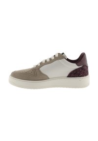 Sneaker in pelle e suede beige e bianco, con un tallone texture bordeaux, lacci bianchi e una suola spessa bianca.