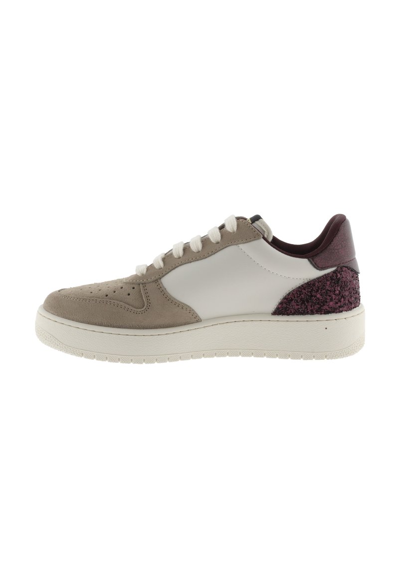 Sneaker in pelle e suede beige e bianco, con un tallone texture bordeaux, lacci bianchi e una suola spessa bianca.