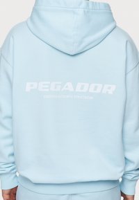 Pegador COLNE LOGO HOODIE - Džemperis ar kapuci - washed baby blue/white