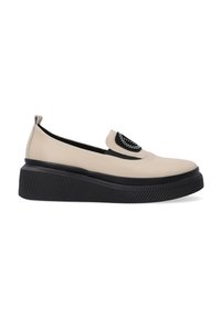 Beige nazouvací bota s černou gumovou platformou. Disponuje černým akcentem s dekorativními nýty na přední části. Hladký syntetický materiál.