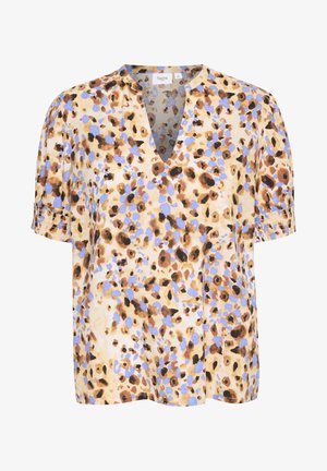 Kortærmet bluse med V-hals, der har en beige baggrund med brune og blå abstrakte pletter. Lavet af letvægtsstof med blød tekstur.