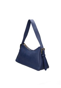 Blauwe leren handtas met een gestructureerde afwerking, voorzien van een ritssluiting, een gebogen silhouet en een verstelbare schouderband. Gouden hardware accenten.