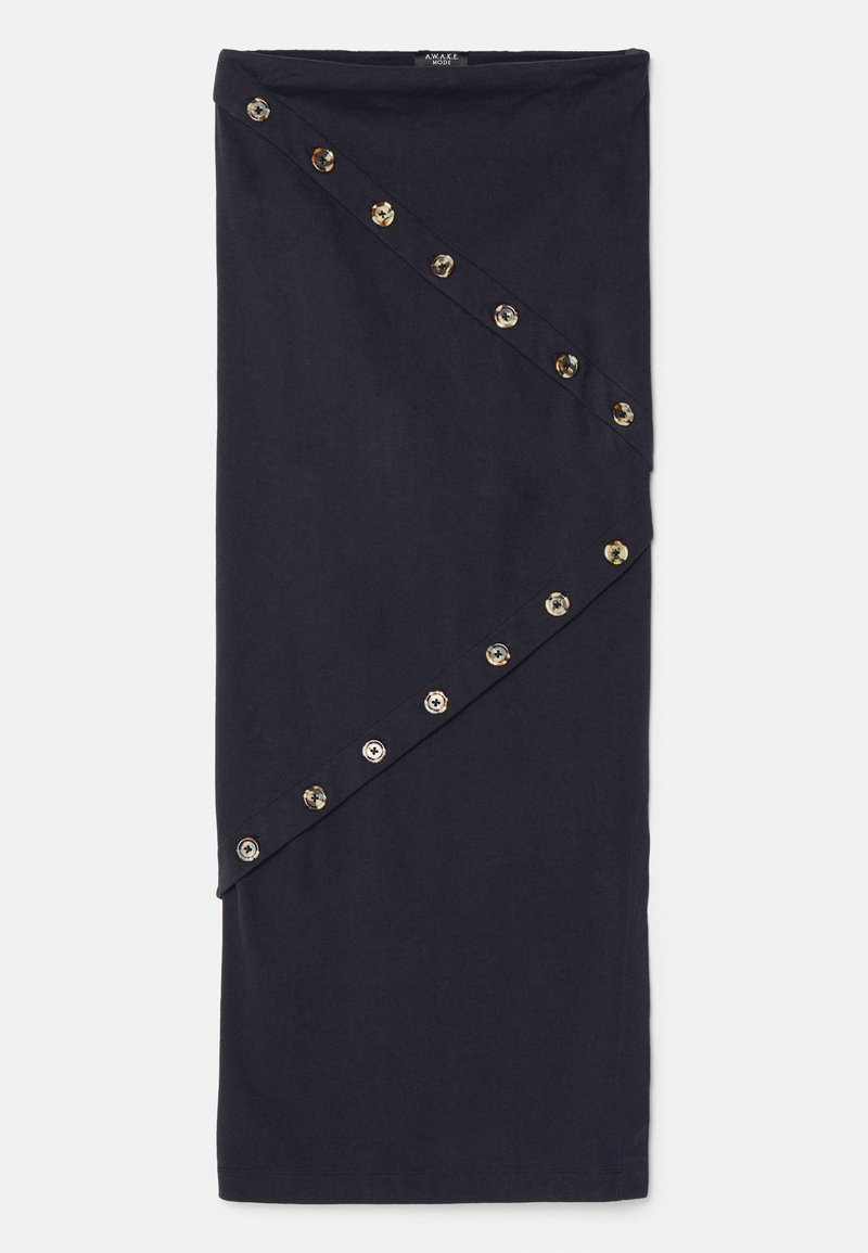 Enveloppe en tissu noir avec des accents de boutons diagonaux présentant des embellissements ronds et brillants d'un côté. Texture lisse, design simple.