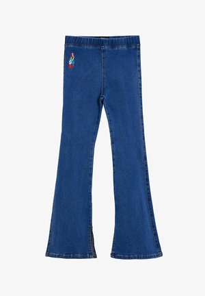 Jeans acampanados de mezclilla azul con texto colorido bordado en el muslo izquierdo. Cuenta con aberturas laterales en el dobladillo y una cintura elástica.
