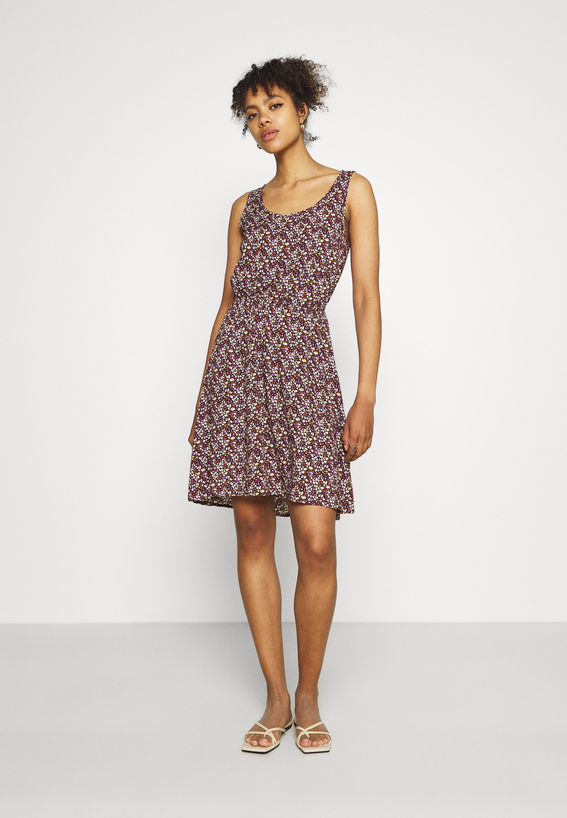 ONLY ONLNOVA LIFE SARA DRESS - Freizeitkleid - black/viola ditsy/mehrfarbig  - Zalando.at