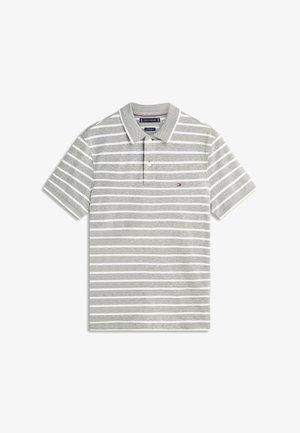 Sivé a biele horizontálne pruhované polo tričko s krátkymi rukávmi, golierom, dvoma gombíkmi a malým logom na hrudi.
