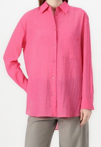 Rosa Langarmhemd aus strukturierter Stoff, mit durchgehender Knopfleiste, einer Tasche auf der linken Brust und einem lässigen Schnitt.