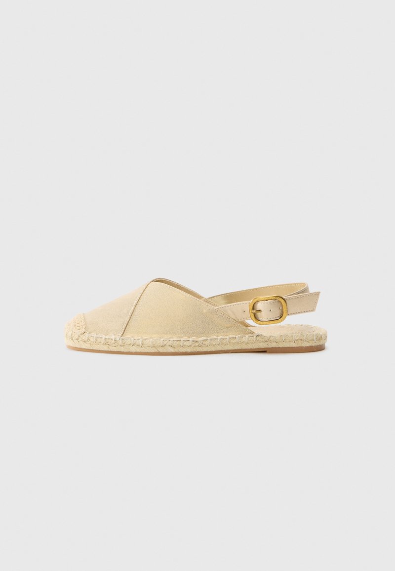 Bež espadrila sandale s mekanim suđenim gornjim dijelom, zaobljenim prstom, podesivim remenom oko gležnja i pletenom jute potplatom. Klasičan dizajn ljetne obuće.