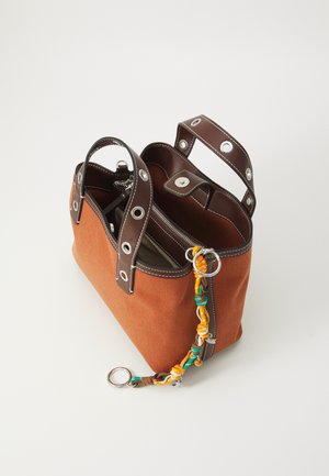 Sac en toile orange, avec des poignées en cuir marron, des ferrures en argent, une fermeture éclair, et un accent en cordon multicolore attaché.