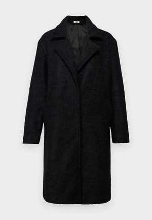 Cappotto lungo nero in misto lana con finitura testurizzata, colletto a punta, apertura davanti e due tasche laterali; maniche di lunghezza media.