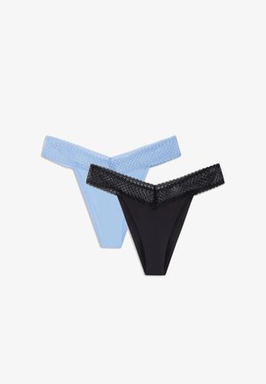 Světle modré a černé tangá mají krajkový lem podél pasu, s hladkým designem látky a minimalistickým střihem pro pohodlí.