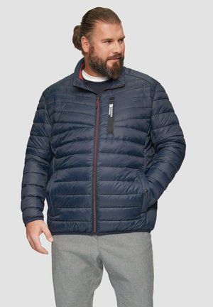Marineblauer Wattierte Jacke mit gestepptem Muster, Reißverschluss-Brusttasche und roten Akzenten. Weicher Stoff mit Stehkragen und Seitentaschen.