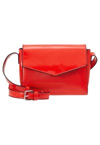 Bolso bandolera de charol rojo con solapa plegable y correa ajustable. Presenta una forma rectangular elegante y herrajes mínimos.